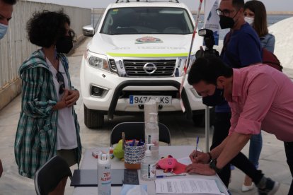 Javier Aureliano aportando su firma