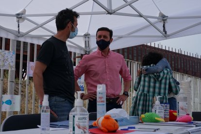 Detalle de los diferentes peluches colocados en la mesa mientras el presidente y la vicepresidenta de la diputación conversan y apoyan a Ángel y Patricia