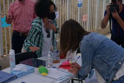 Ángeles Martínez, vicepresidenta de la Diputación, aportando su firma