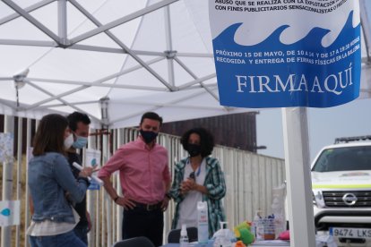 Detalle del cartel de la recogida de firmas