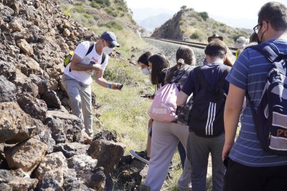Los guías les enseñaron cientos de minerales durante su visita.