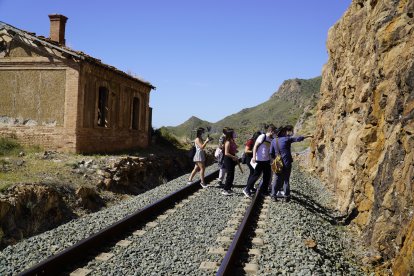 Los guías les enseñaron cientos de minerales durante su visita.