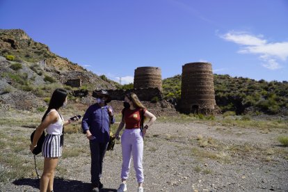 Los guías les enseñaron cientos de minerales durante su visita.