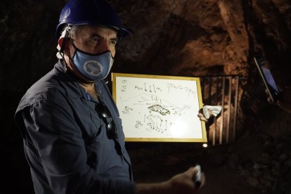 Los guías les enseñaron cientos de minerales durante su visita.