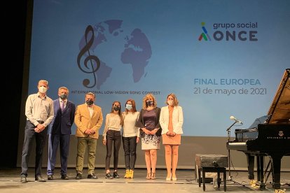 Laura Diepstraten, representantes de la ONCE, el concejal y los padres de Laura.