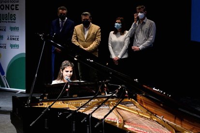 La almeriense ante el delegado de Andalucía de la ONCE, el concejal y los padres de Laura.