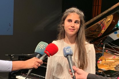 Laura Diepstraten atendiendo a los medios de comunicación.