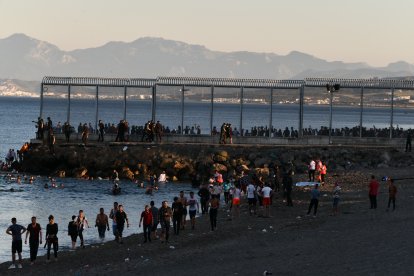 Miles de inmigrantes cruzan por la frontera marítima.