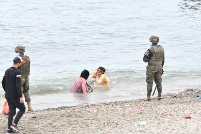 Militares del ejército español vigilan la entrada de migrantes en Ceuta desde Marruecos