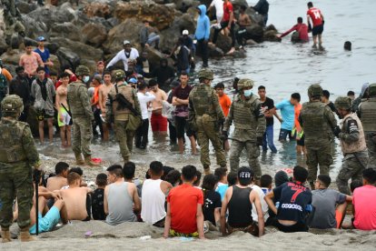 El Ejército junto a los inmigrantes en la playa.