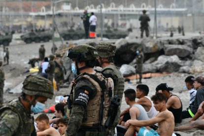 El Ejército junto a los inmigrantes en la playa.