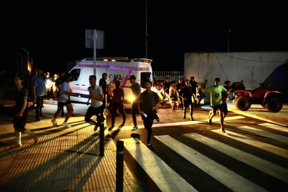 Inmigrantes escapan por las calles de Ceuta.