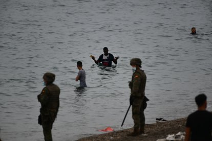 Militares del ejército español vigilan la entrada de migrantes.