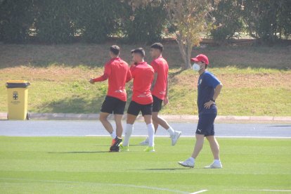 Rubi pendiente del equipo en el entrenamiento.