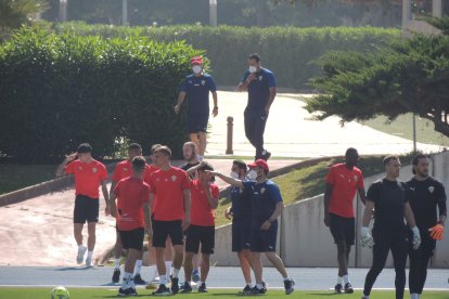 El míster bajando la rampa del campo Anexo.