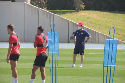 Pendiente del ejercicio de los futbolistas.