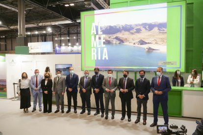 Juanma Moreno y Juan Marín visitando el stand de Almería.