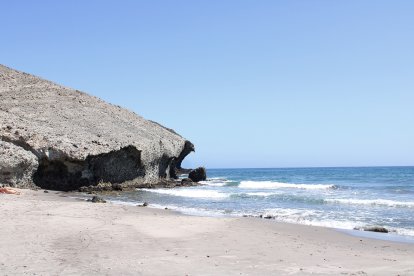 Nudismo en la Cala de la Media Luna.