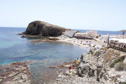 Nucleo de Los Escullos y playa.