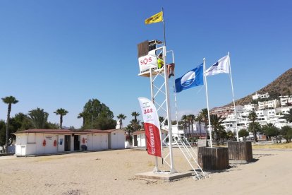 Playa y núcleo turístico de Aguamarga.