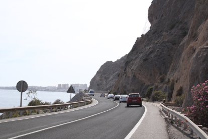 Tránsito de vehículos dirección Almería-Aguadulce.
