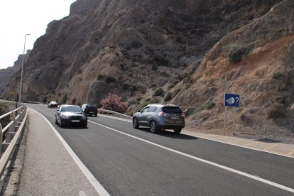 Intenso tráfico de vehículos en ambos sentidos de la carretera de El Cañarete.