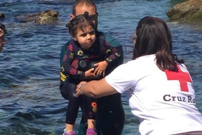 Salvan la vida a una menor en aguas de Ceuta. Foto compartida por la Guardia Civil.