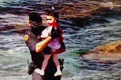 Más de 1.500 menores llegaron a Ceuta. Foto compartida por la Guardia Civil en Twitter.