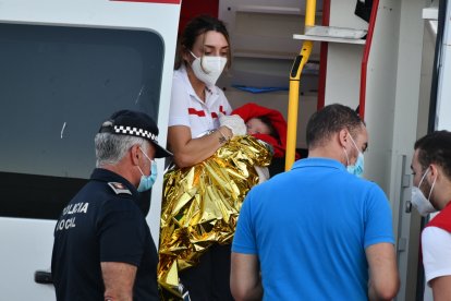 Entre los llegados había bebés, como el atendido por esta voluntaria de Cruz Roja. Europa Press