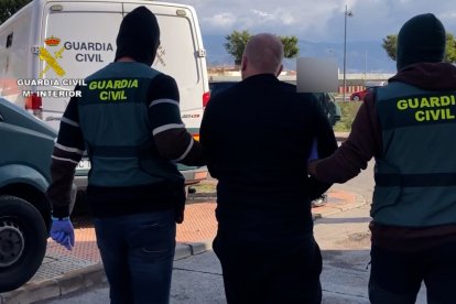 Uno de los detenidos por la Guardia Civil.