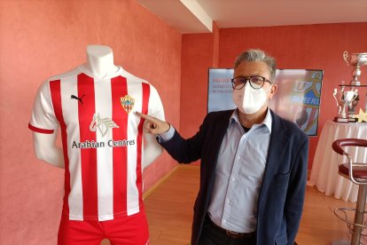 Santiago Alfonso señala el escudo del Almería.