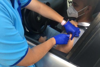 Un sanitario pone una vacuna contra el coronavirus.