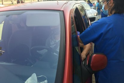 Colas contraladas para recibir la vacuna.