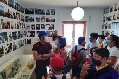 El colegio ‘Bartolomé Flores’ de Mojácar en el faro de Mesa Roldán.
