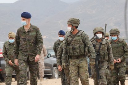 El Rey Felipe VI asiste el ejercicio en el campo de maniobras de Viator