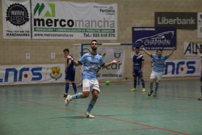 Josema celebrando el gol para el CD El Ejido.