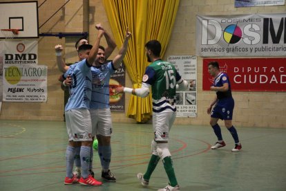 Compañerismo y esfuerzo durante el partidazo.