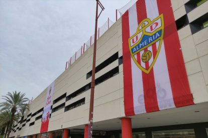 FDos banderas gigantes del Almería en Ego Sport Center.