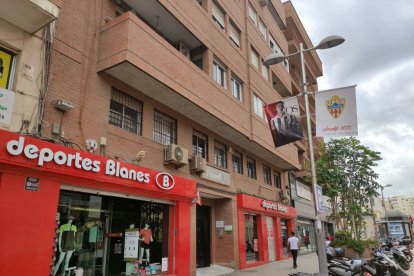 Un cartel del Almería al lado de Deportes Blanes.