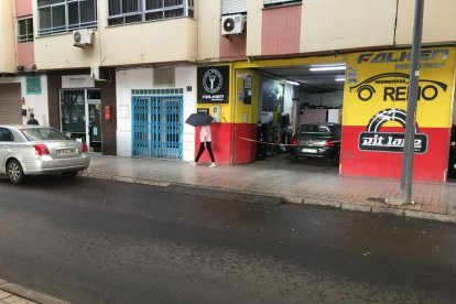 Con paraguas, así han tenido que salir los más madrugadores.