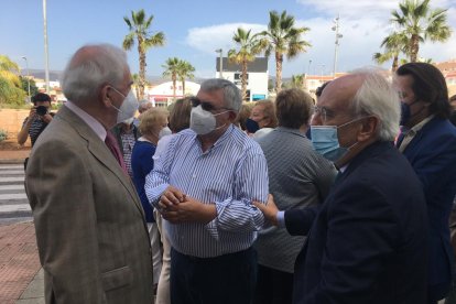 Megino charla con José Luis Aguilar, ex portavoz del PP en el Ayuntamiento, y Manuel de la Fuente, subdelegado de Gobierno y ex concejal