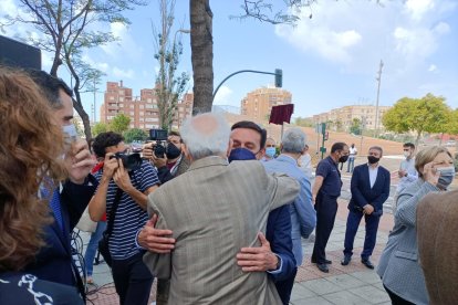 Megino saluda al presidente de la Diputación, Javier Aureliano García.