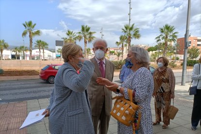 Minutos antes de que diera comienzo el acto del descubrimiento de la placa.