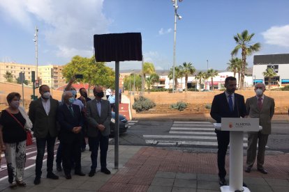 El alcalde le dedica unas palabras al homenajeado.