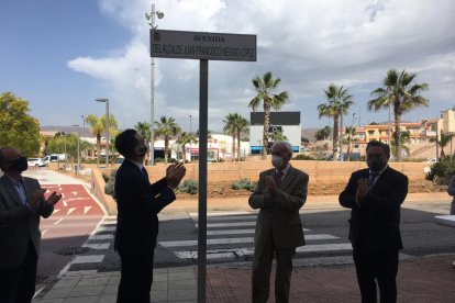 Aplausos tras el descubrimiento de la placa.