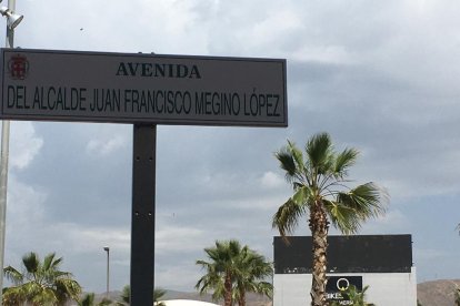 El exalcalde le da nombre a una avenida de la capital desde este 1 de junio.
