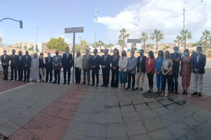 Foto de familia entre los asistentes al acto.