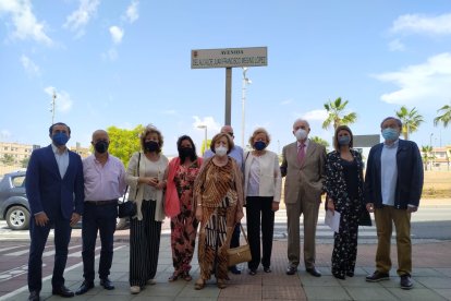 Juan Megino junto a su familia al finalizar el acto de inauguración de su avenida