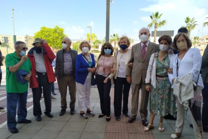 Los amigos que acompañaron en su toma de posesión a Juan Megino también han estado, muchos años después, en la inauguración de su calle