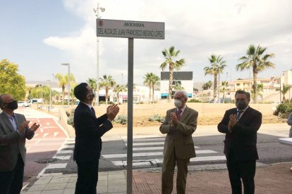 Momento en el que se descubre la placa de la Avenida del Alcalde Juan Francisco Megino López